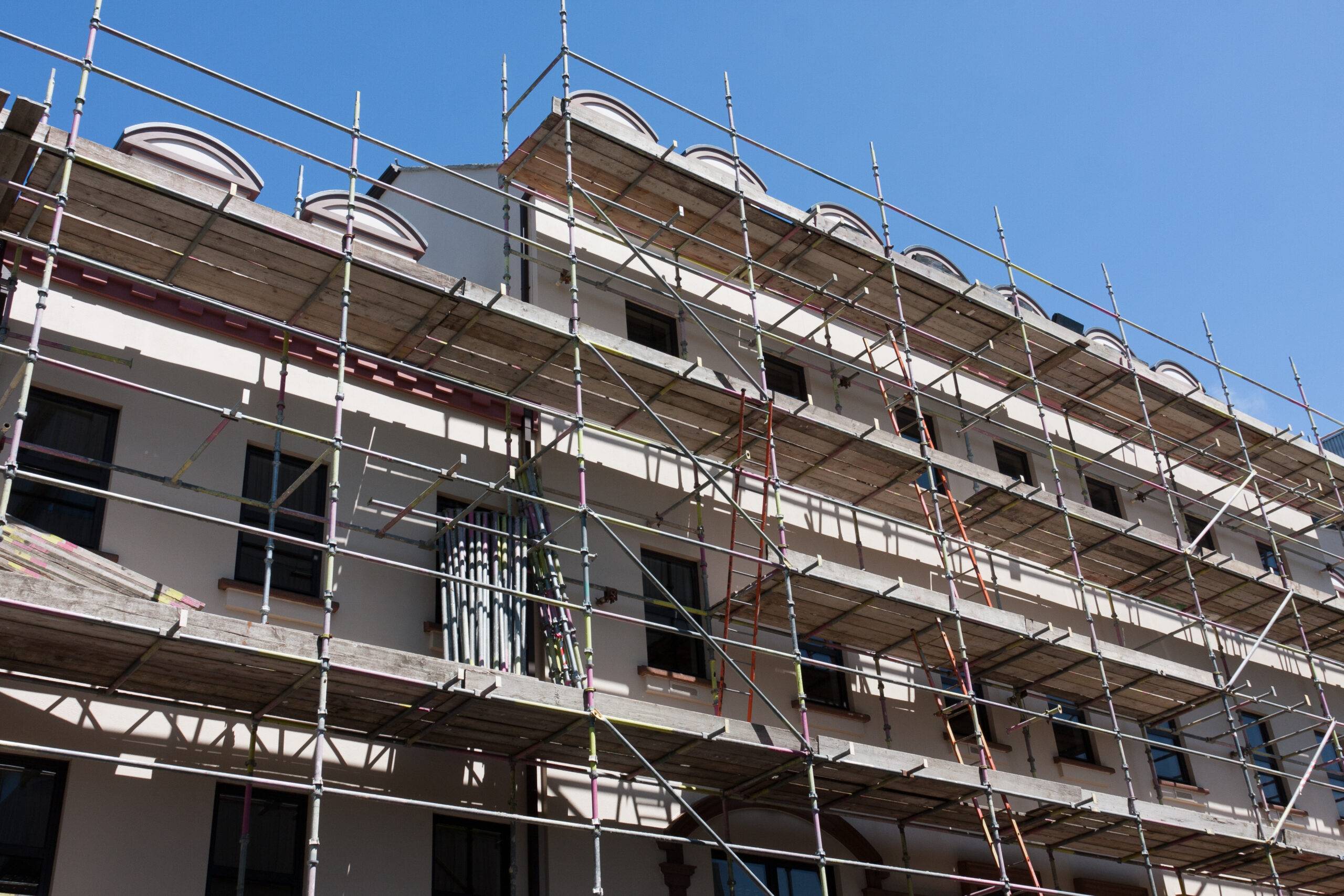 В проекте должны быть описаны требования к безопасности фасадных работ, в том числе на высоте