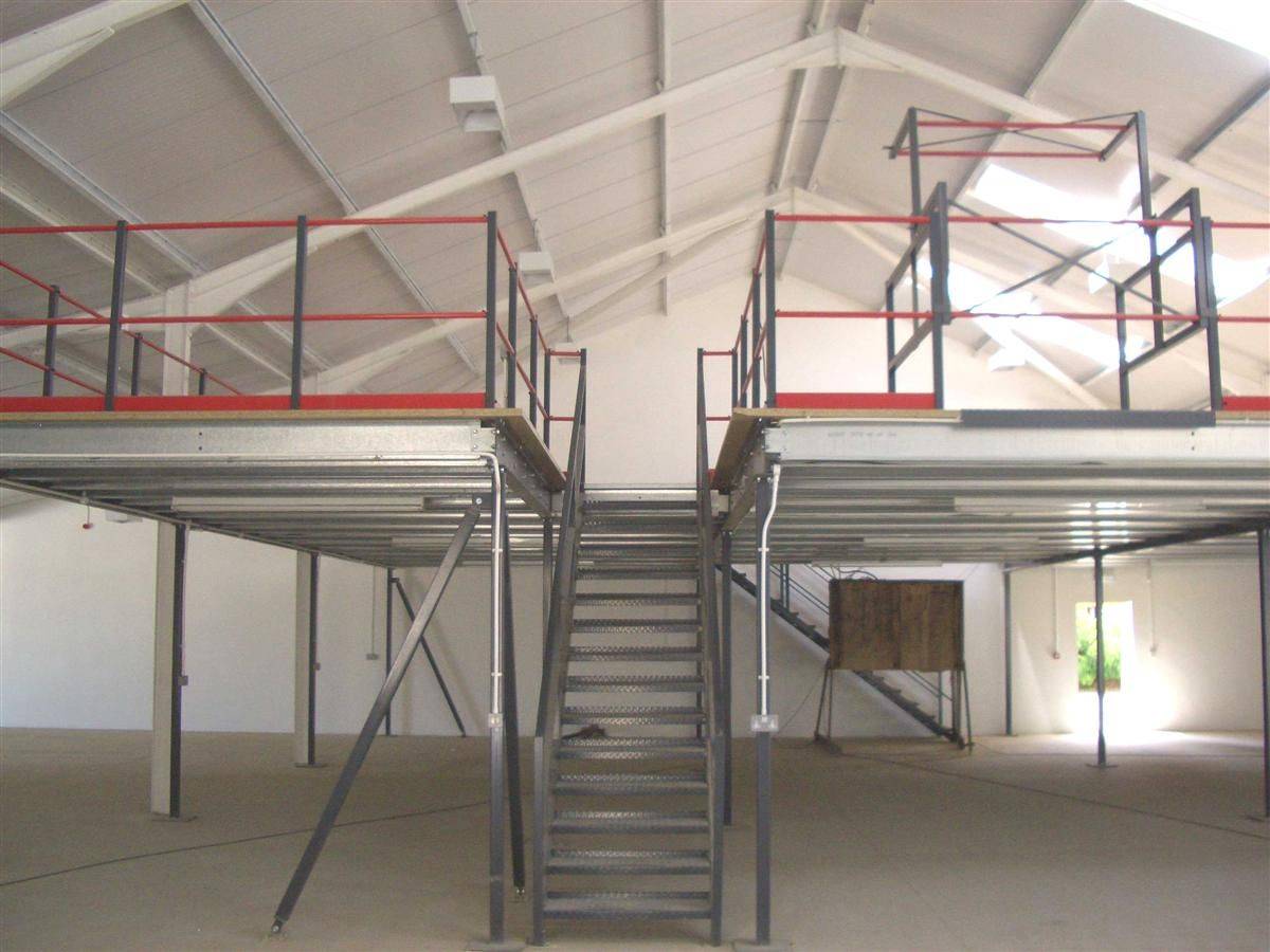 Антресоль размещается на высоте, имеет средства для подъема (лестницы и т.д.), ограждения и иные конструкции. 