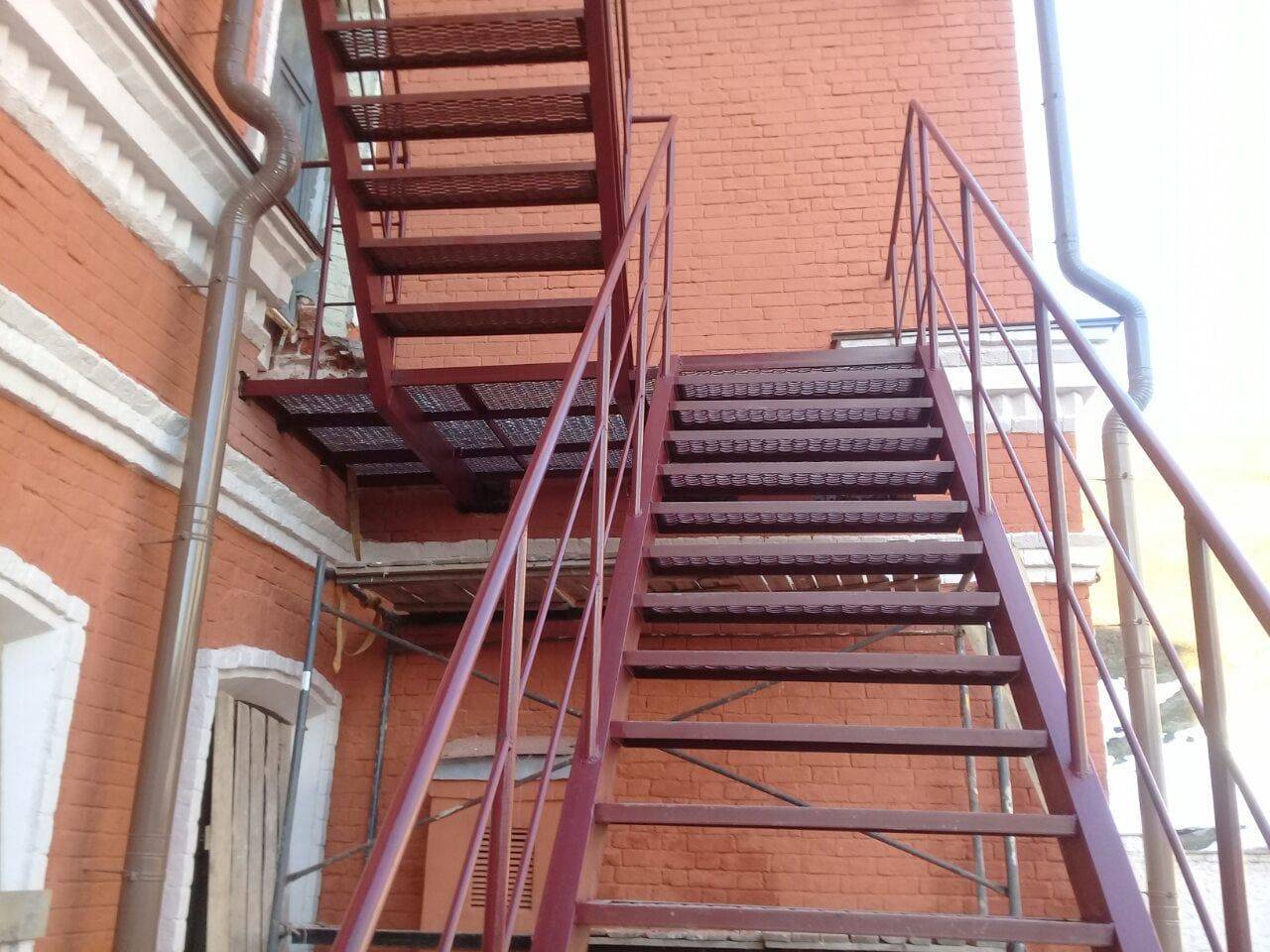 Пожарные лестницы классифицируются как вертикальные и маршевые, наружные и внутренние.