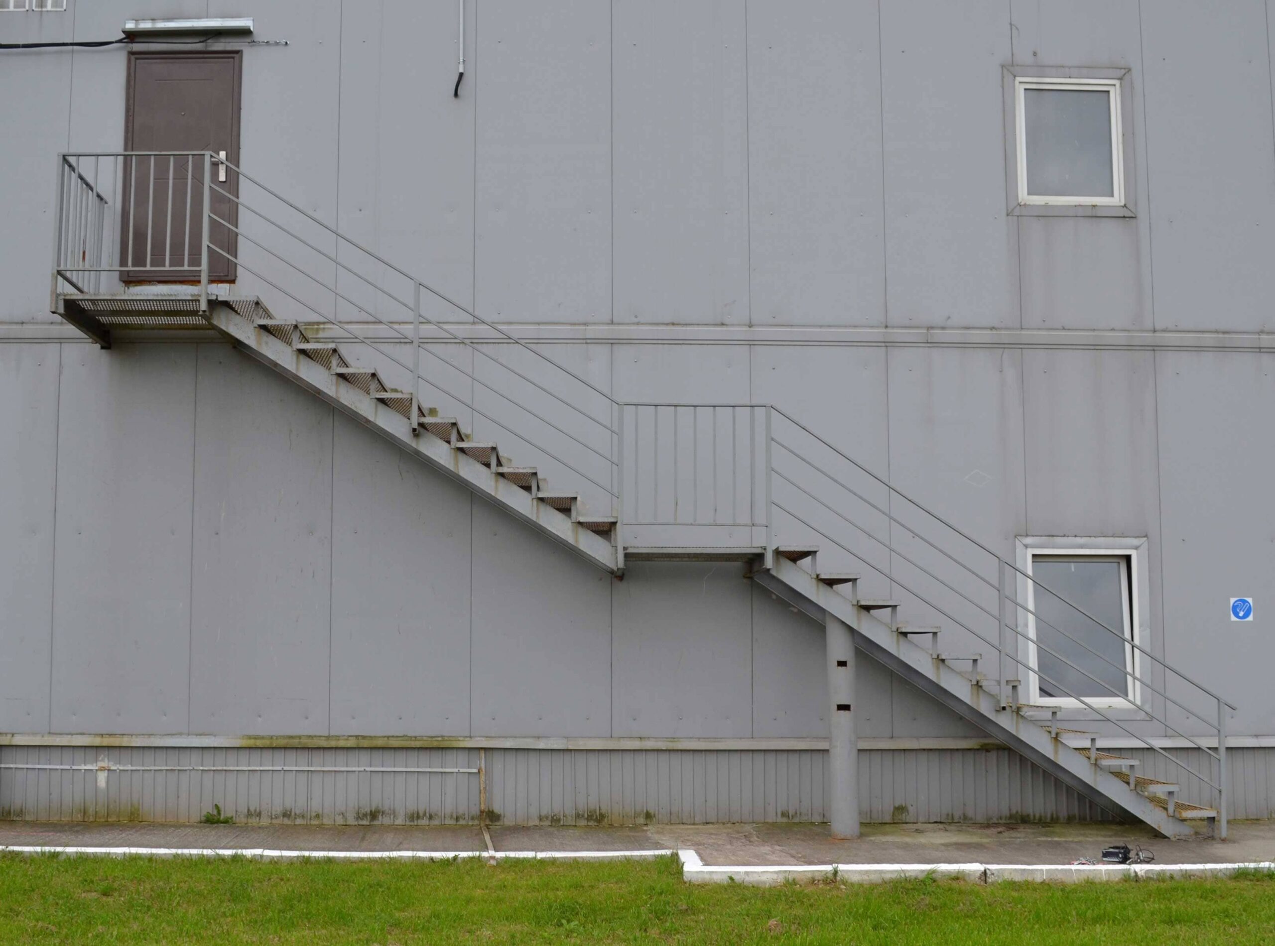 Наружная эвакуационная лестница может иметь маршевые площадки.
