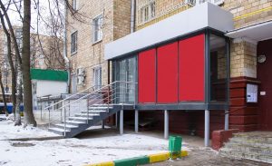 Устройство отдельного входа тоже относится к перепланировке. Но здесь еще нужно согласовать и изменение фасада.