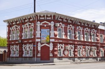 На фасаде объекта культурного наследия сложно даже разместить информационные или рекламные вывески, не говоря уж и о более радикальных изменениях