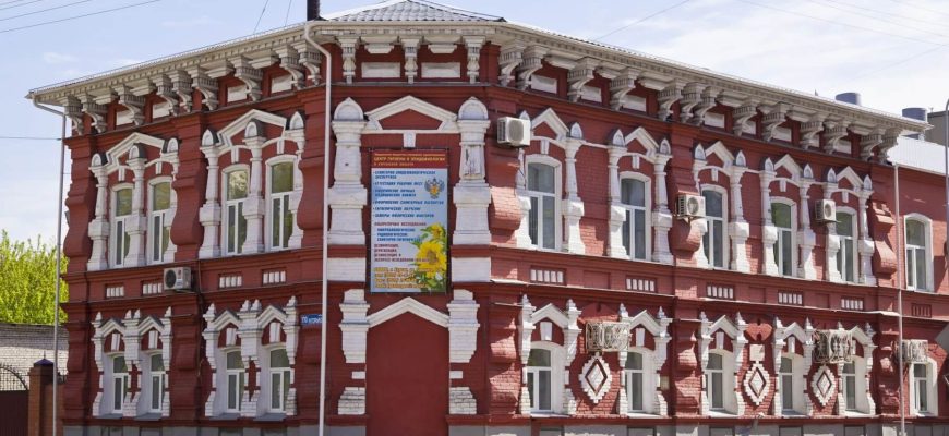 На фасаде объекта культурного наследия сложно даже разместить информационные или рекламные вывески, не говоря уж и о более радикальных изменениях