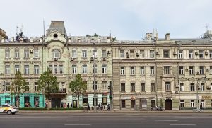 Это объекты культурного наследия в центре Москвы, где помещения первого этажа приспособлены под коммерческое использование после перепланировки