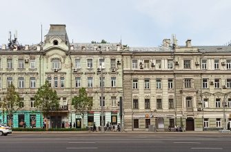 Это объекты культурного наследия в центре Москвы, где помещения первого этажа приспособлены под коммерческое использование после перепланировки