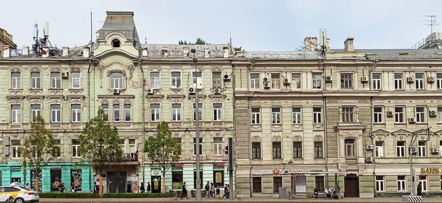 Это объекты культурного наследия в центре Москвы, где помещения первого этажа приспособлены под коммерческое использование после перепланировки